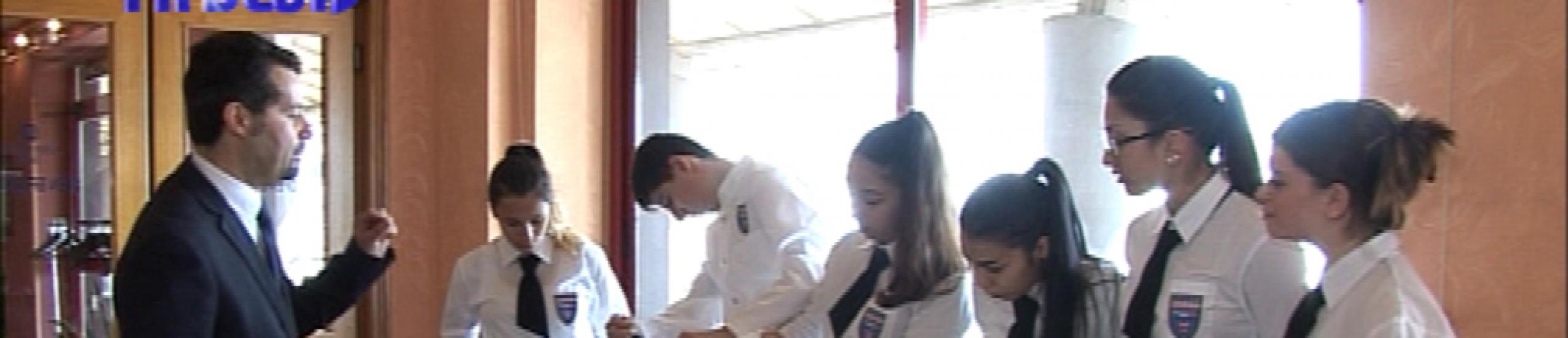 Gli studenti dell’alberghiero bergese cucinano al columbus sea hotel (video di tabloid) Gli studenti dell’alberghiero bergese cucinano al columbus sea hotel (video di tabloid)