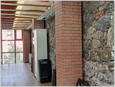 Salendo al secondo piano: zona atrio con accessi alle sale