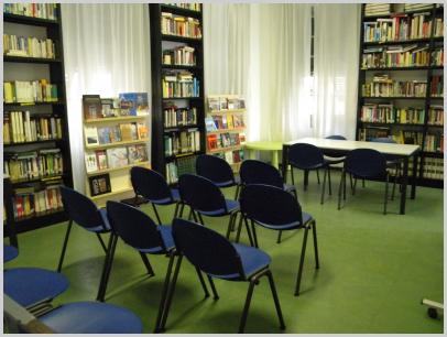 Sala lettura  allestita per incontro pubblico- Divulgazione e Fondo locale (primo piano)