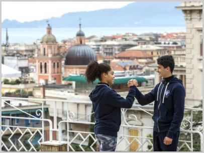 Immagine del terrazzo del Gianelli campus con due studenti